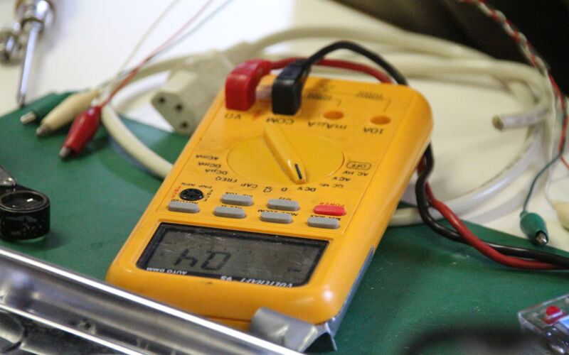 Messung der Voltzahl mit einem Digitalmultimeter.