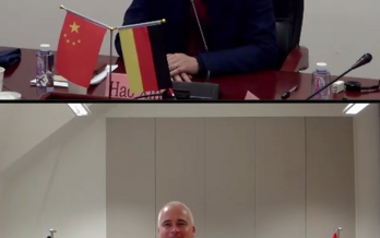 Dr. Arne Höll (BMWi, unten) und Hao Xin (CNCA, oben) bei der Jahressitzung der Arbeitsgruppe Akkreditierung und Konformitätsbewertung (AGAKB).