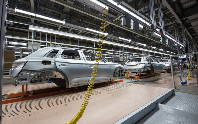 Autos werden in einer Fabrik zusammengebaut