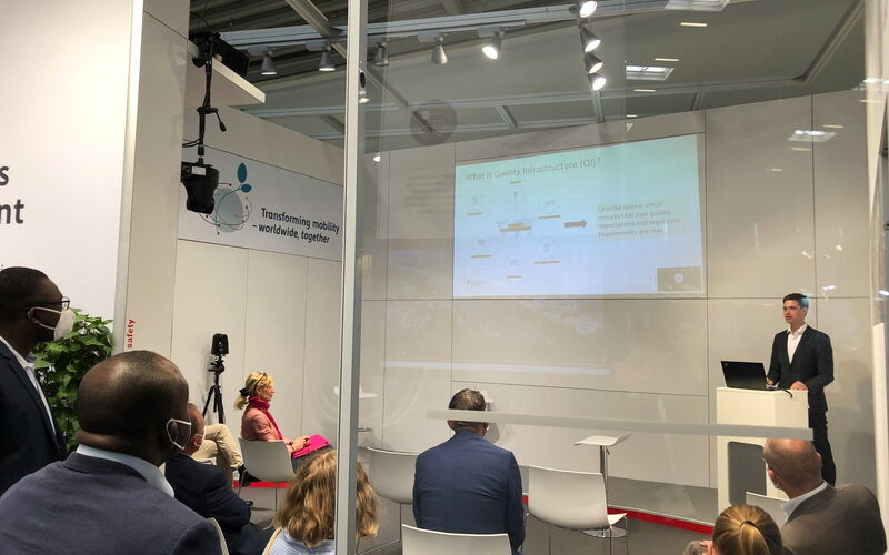 Johannes Braun, Leiter des GPQI, präsentiert das Globalprojekt auf der IAA Mobility 2021.