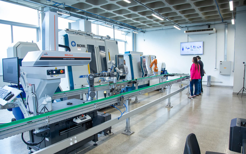 Global Production Language Demonstrator (person standing in front of a maschine)