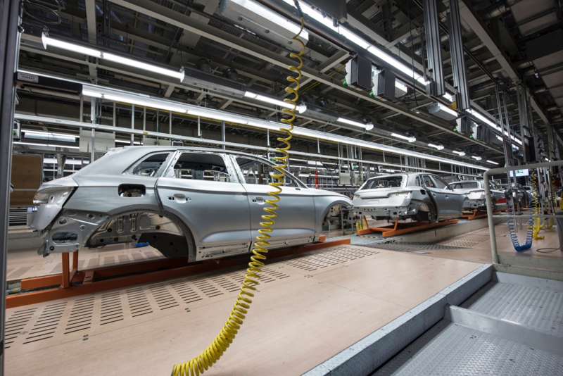 Autos werden in einer Fabrik zusammengebaut